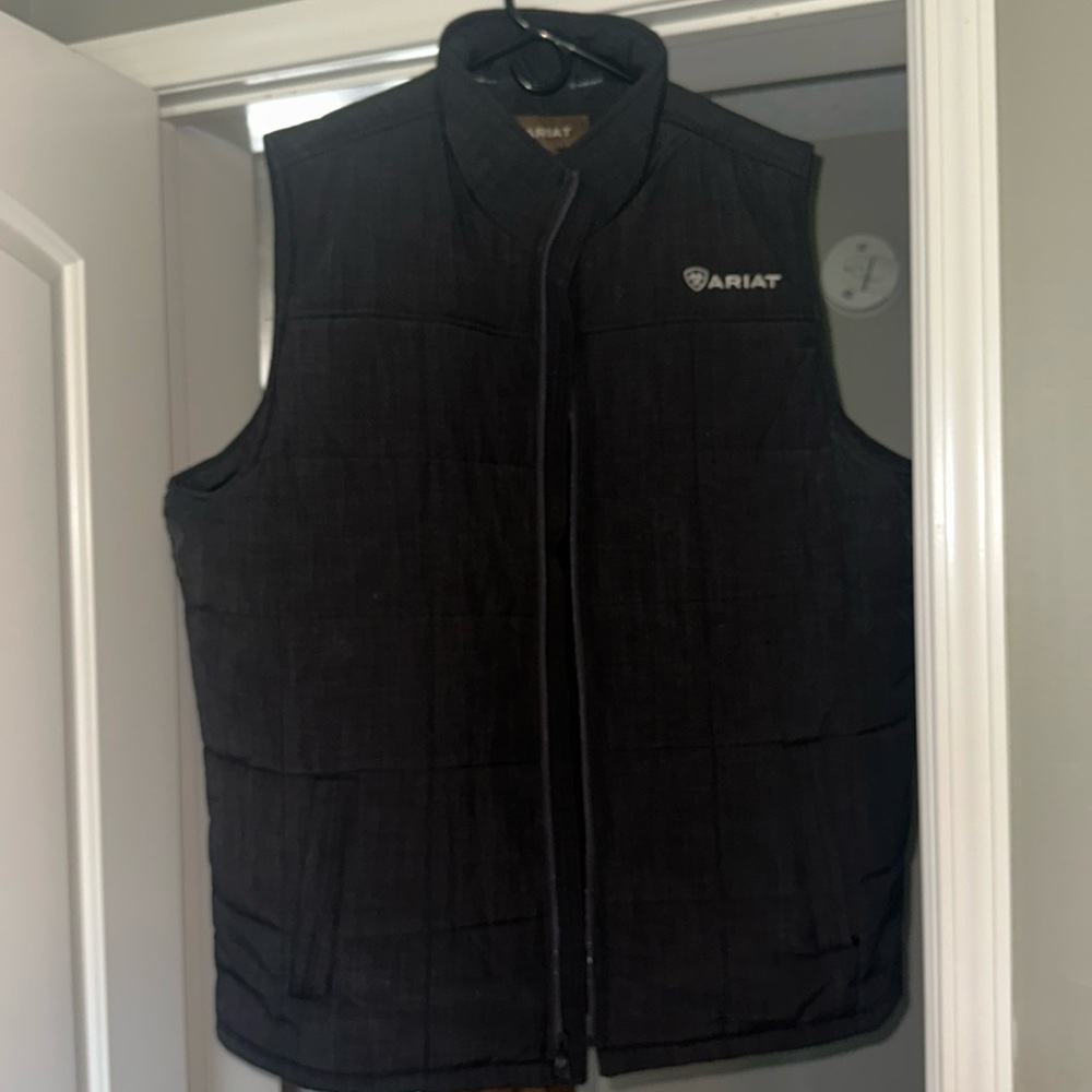 Like new mens Ariat vest.